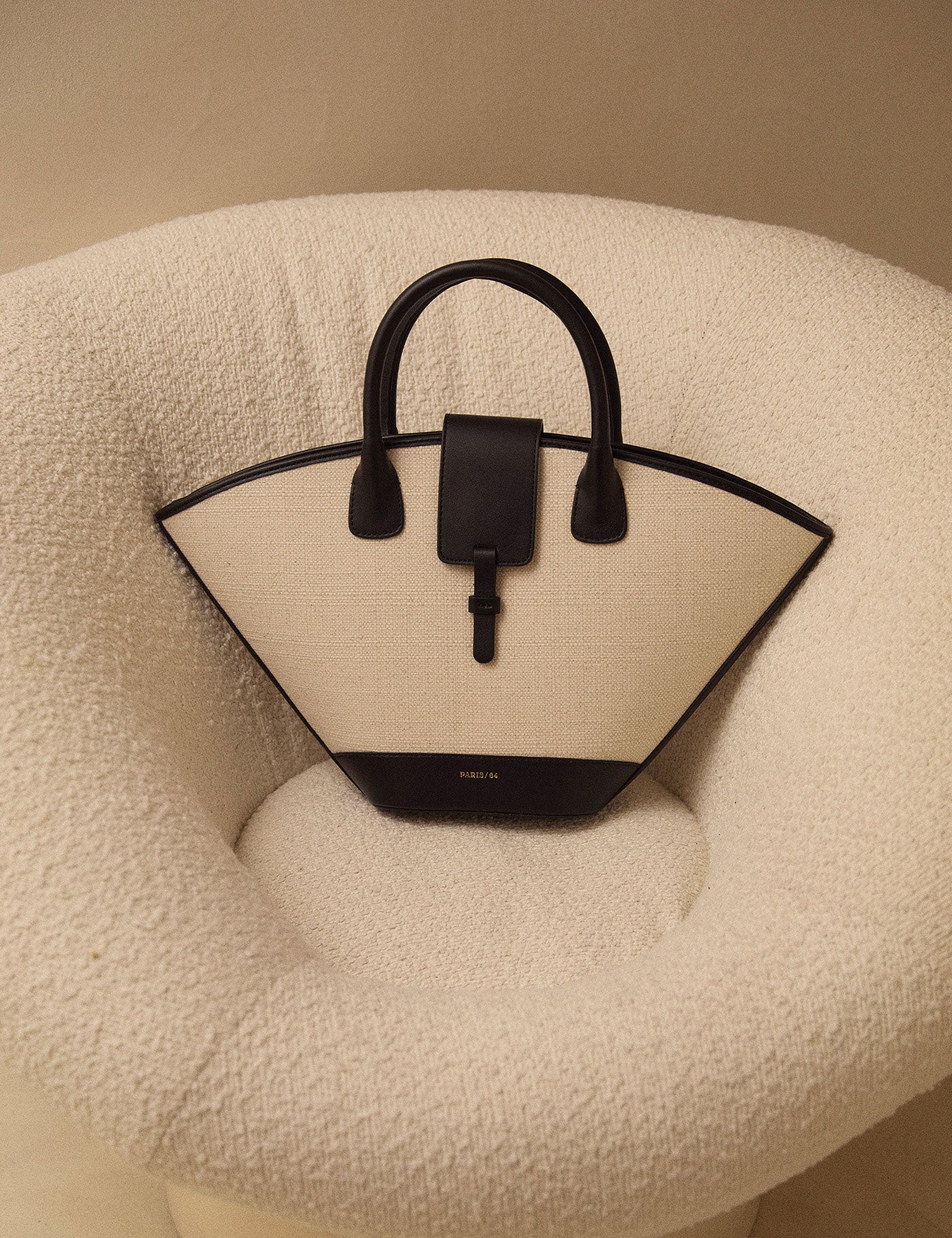 Lumière Rafia & Black Bag by PARIS/64
